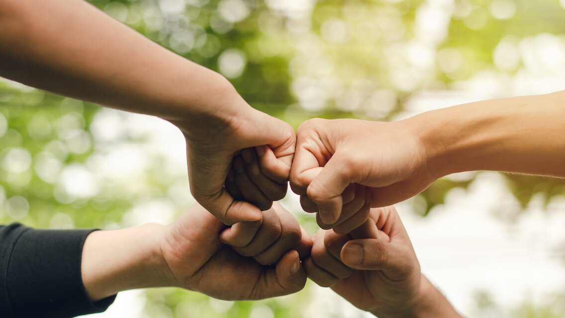 4 people join forces, the concept of hand-to-hand to create unit